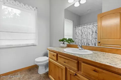 Bath - 18277 W Spuler Ln, Hauser, ID 83854 photo 2 of 2
