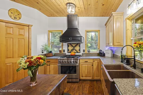 Kitchen - 1989 Pleasant Valley Loop, Naples, ID 83847 photo 3 of 6