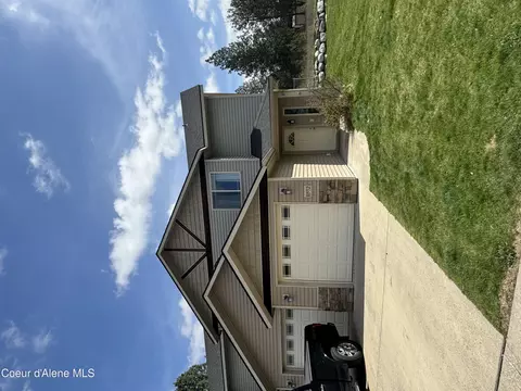 10592 N May Ln, Hayden, ID 83835