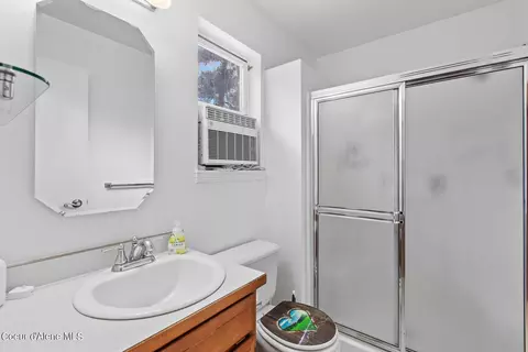 Bath - 17833 W Julia Dr, Hauser, ID 83854 photo 1 of 2