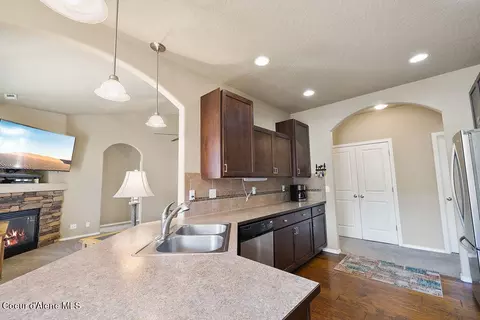 Kitchen - 1797 E Dipper Loop, Post Falls, ID 83854 photo 3 of 4