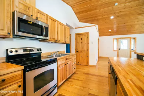 Kitchen - 273 Lowrey Ct, Clark Fork, ID 83811 photo 3 of 3