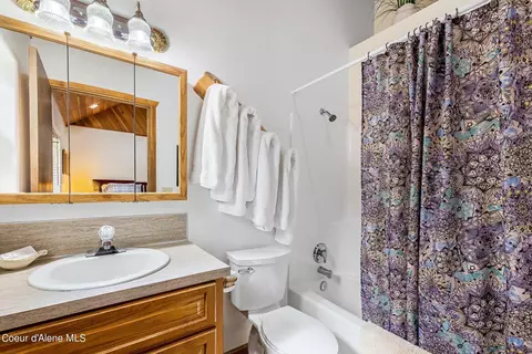 Bath - 645 S 647 S Division St, Kellogg, ID 83837 photo 2 of 4