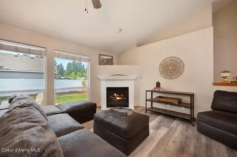 Living - 4674 E Mossberg Cir, Post Falls, ID 83854 photo 5 of 6