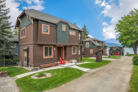 12 Sleeps Cabin Ln, Sagle, ID 83860
