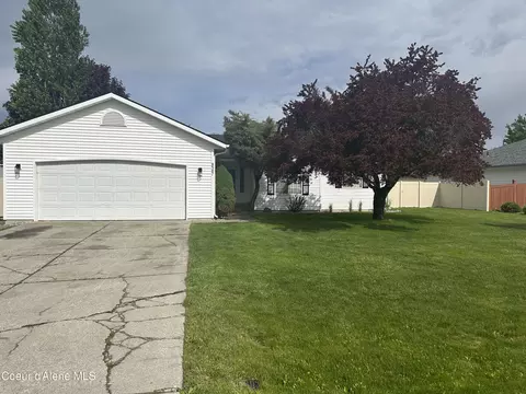 8587 N Maple St, Hayden, ID 83835