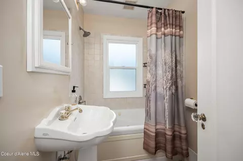 Bath - 102 E Market Ave, Kellogg, ID 83837 photo 2 of 3