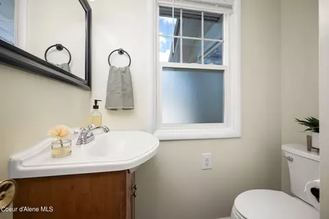 Bath - 102 E Market Ave, Kellogg, ID 83837 photo 1 of 3