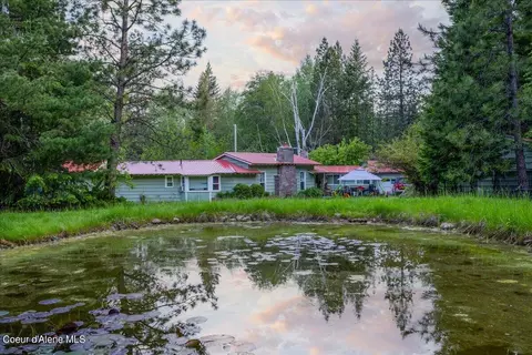 7477 Lakeshore Dr, Sagle, ID 83860