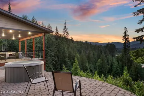 482 Shamrock Ln, Sandpoint, ID 83864