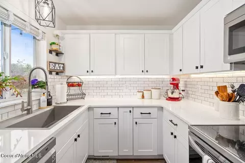 Kitchen - 911 E Shasta Ave, Post Falls, ID 83854 photo 3 of 4