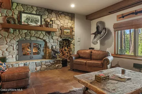 Living - 526 Roop Rd, Cocolalla, ID 83813 photo 10 of 13