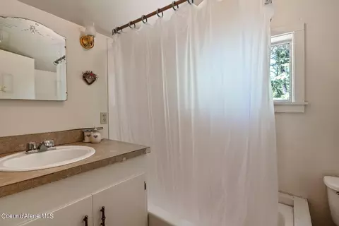 Bath - 526 Roop Rd, Cocolalla, ID 83813 photo 8 of 8