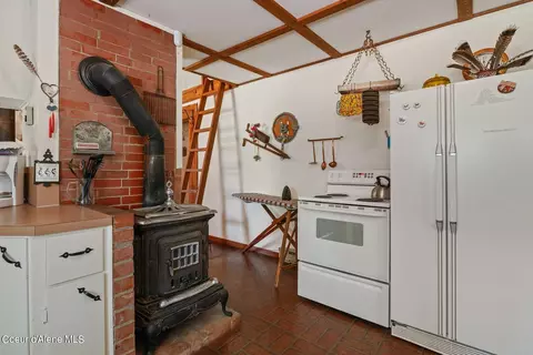 Kitchen - 526 Roop Rd, Cocolalla, ID 83813 photo 8 of 9
