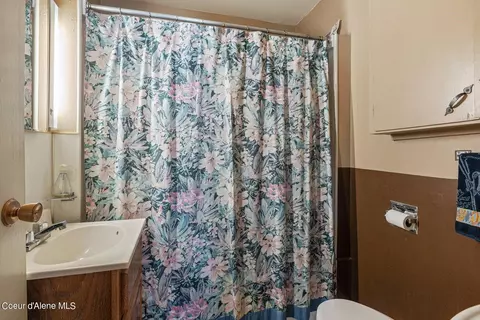 Bath - 526 Roop Rd, Cocolalla, ID 83813 photo 7 of 8