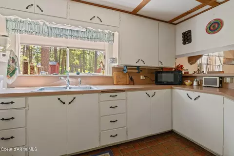 Kitchen - 526 Roop Rd, Cocolalla, ID 83813 photo 9 of 9