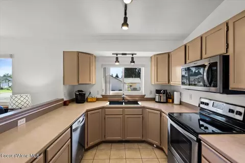 Kitchen - 380 E Sand Wedge Dr, Post Falls, ID 83854 photo 2 of 6
