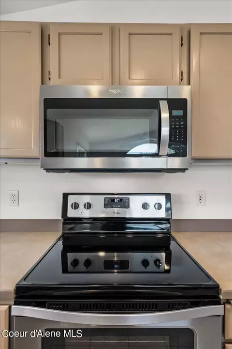 Kitchen - 380 E Sand Wedge Dr, Post Falls, ID 83854 photo 6 of 6