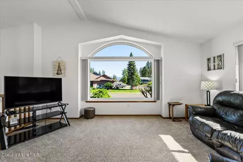 Living - 380 E Sand Wedge Dr, Post Falls, ID 83854 photo 2 of 2