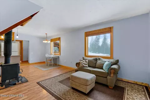 647 Private Dr, Coolin, ID 83821