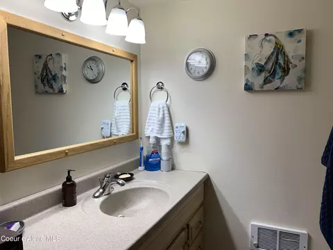 Bath - 655 S Division St, Kellogg, ID 83837 photo 4 of 5