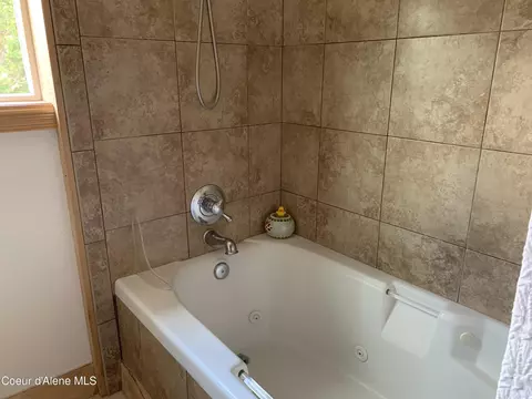 Bath - 655 S Division St, Kellogg, ID 83837 photo 2 of 5