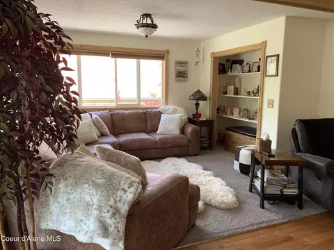 Living - 655 S Division St, Kellogg, ID 83837 photo 3 of 3