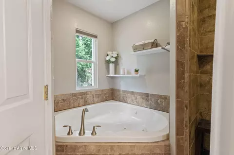 Bath - 60 Lakeview Dr, Cocolalla, ID 83813 photo 1 of 2