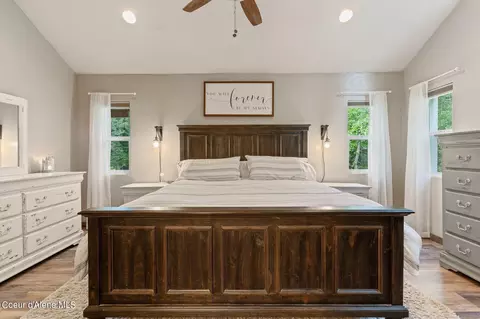 Bedroom - 60 Lakeview Dr, Cocolalla, ID 83813 photo 1 of 7
