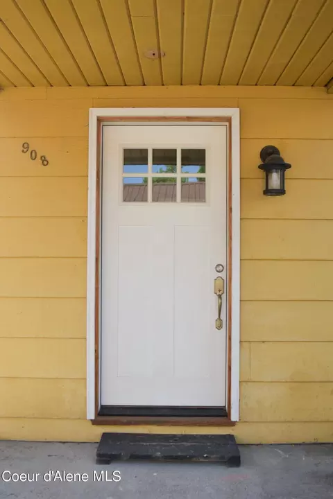 908 E Garden Ave, Osburn, ID 83849