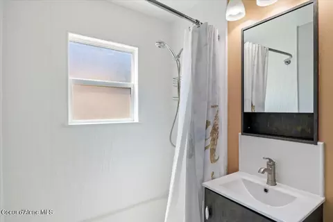Bath - 108 Western Ave, Silverton, ID 83867 photo 1 of 2