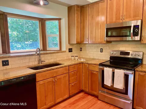 Kitchen - 49 Whodathunkit Rd, Sandpoint, ID 83864 photo 2 of 6