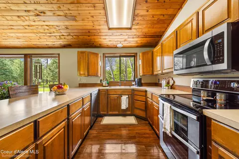 Kitchen - 13101 E Shadow Ln, Athol, ID 83801 photo 2 of 3