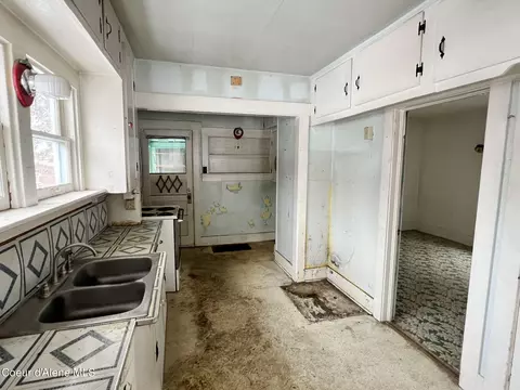 Kitchen - 112 E Market Ave, Kellogg, ID 83837 photo 1 of 3