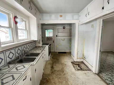 Kitchen - 112 E Market Ave, Kellogg, ID 83837 photo 2 of 3