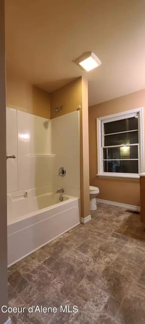 Bath - 637 S A S Division St, Kellogg, ID 83837 photo 1 of 4