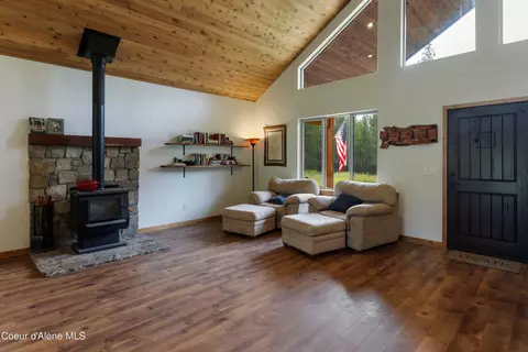 Living - 507 Lowrey Ln, Clark Fork, ID 83811 photo 2 of 2