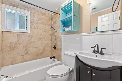 Bath - 603 C St, Pinehurst, ID 83850 photo 1 of 1