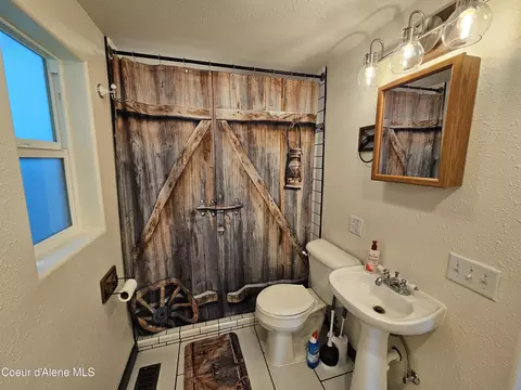 Bath - 902 Residence St, Wallace, ID 83873 photo 1 of 3