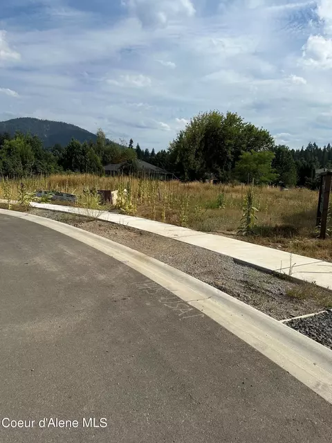 9532 N Secretariat Ln, Hayden, ID 83835