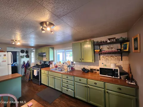 Kitchen - 413 E Larch Ave, Osburn, ID 83849 photo 2 of 2