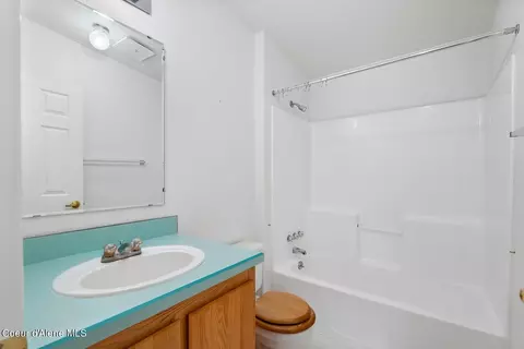 Bath - 16079 E Schaeffer St, Bayview, ID 83803 photo 1 of 3