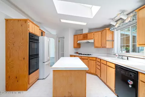 Kitchen - 16079 E Schaeffer St, Bayview, ID 83803 photo 3 of 5