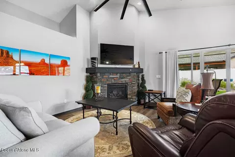 Living - 995 W Staples Rd, Post Falls, ID 83854 photo 1 of 3