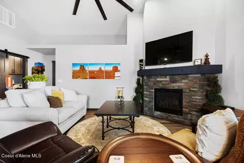Living - 995 W Staples Rd, Post Falls, ID 83854 photo 2 of 3