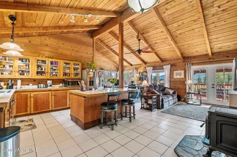 30 Robertson Rd, Laclede, ID 83841