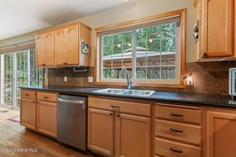 Kitchen - 627 Pinecrest Loop, Sandpoint, ID 83864 photo 3 of 4