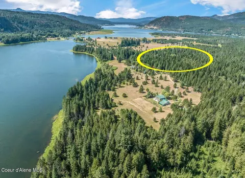 9710 Lakeshore Dr, Sagle, ID 83860