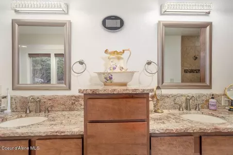 Bath - 461 Paradise Ln, Pinehurst, ID 83850 photo 4 of 9