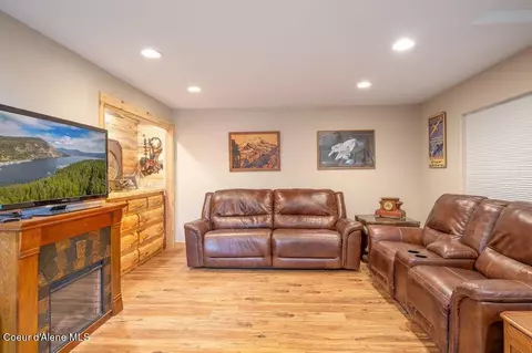 Living - 461 Paradise Ln, Pinehurst, ID 83850 photo 5 of 10